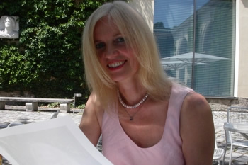 Franziska Hesedenz draußen mit Karte