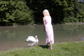 Franziska Hesedenz am Teich mit Schwan